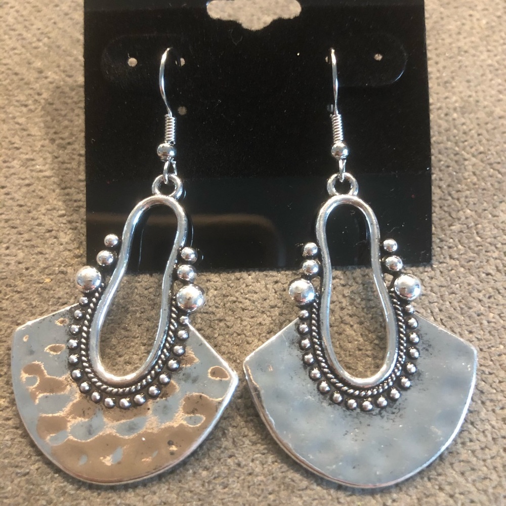 Silver tone light weight hanging earrings